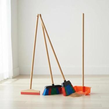 Imagem de Kit Vassoura Infantil de Madeira 63cm - Brinquedo Lúdico para Crianças