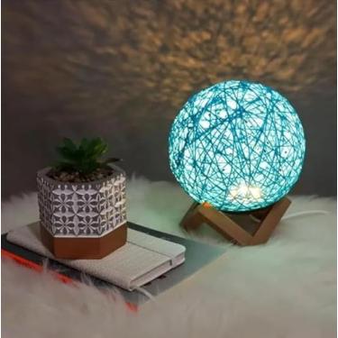 Imagem de Luminária Bola de Barbante LED RGB com Controle Remoto e Base de Madeira – Abajur Decorativo USB Colorido para Quarto, Sala e Escritório (Azul)