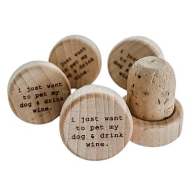 Imagem de Rolha de garrafa de vinho personalizada - "I just want to pet my dog and drink wine" – 5 peças de cortiça real gravada em madeira T-stopper lembrancinha de casamento presente de chá de panela selagem