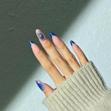 Imagem de Pregos postiços de amêndoa média azul francês com design simples de estrela cobertura completa cola em bastão falso artificial em unhas de acrílico para mulheres, 24 peças
