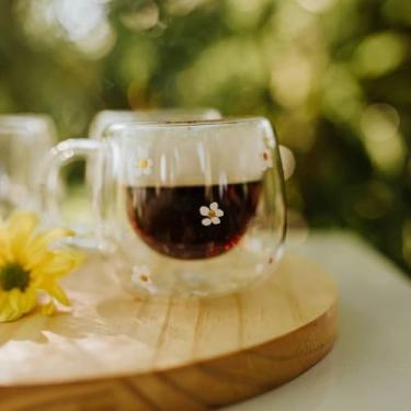 Imagem de Caneca de Vidro Duplo 80ml | Pintada à Mão com Margaridas | Brisa de Margarida | Letra Amorosa