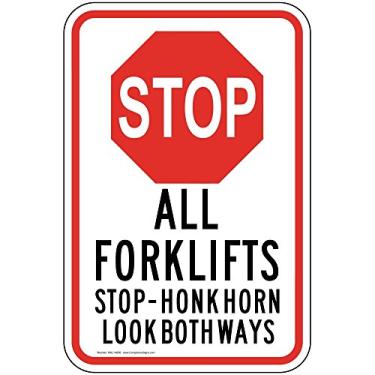Imagem de ComplianceSigns. Com Stop All Forklifts Stop - Honk Horn Look Both Ways Reflective Sign, 45 x 30 cm com furos centrais em alumínio de 80 mm para máquinas, placas de segurança feitas nos EUA para o