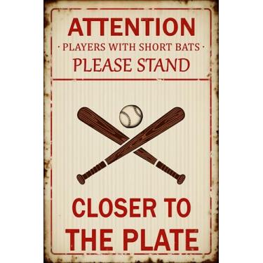 Imagem de Placa de beisebol de metal engraçada para jogadores com tacos curtos, por favor, fique mais perto da decoração de placa para homem bar temático esportivo caverna banheiro 30 x 20 cm