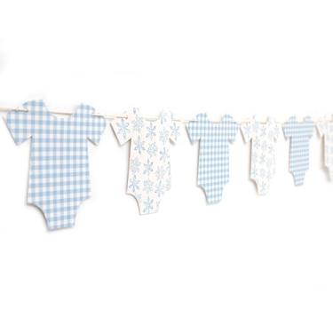 Imagem de Body de floco de neve azul guingão faixa de chá de bebê - Faixa de chá de bebê Winter Wonderland, decorações de festa de inverno guingão azul, bebê está frio lá fora (azul)