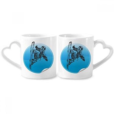 Imagem de Esquis e bastões de esqui para esportes de inverno conjunto de canecas de porcelana para casais, copo de cerâmica com alça de coração
