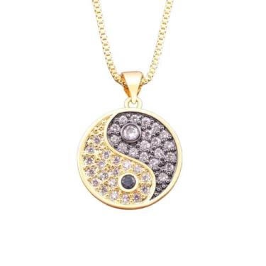 Imagem de Colar Feminino "Universe" com Pingente Yin Yang Banhado a Ouro e Zircônias Brilhantes – Acessório com Simbolismo de Equilíbrio e Proteção – Acompanha Bolsa de Veludo