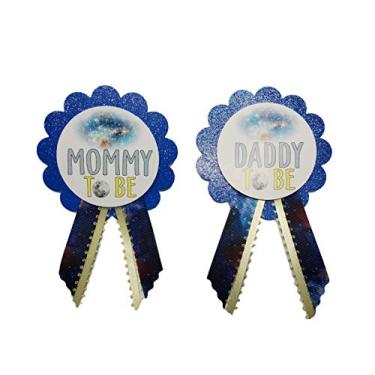 Imagem de 2 broches de botão Mommy & Daddy to Be, chá de bebê galáxia, é um menino para os pais usarem, azul com purpurina, tamanho único, fita de cetim de cartolina, fita de gorgorão, sem pedra preciosa, One Size, fita de cetim cartolina fita de gorgorão, Sem pedra preciosa