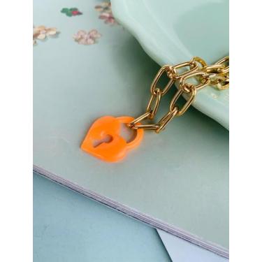 Imagem de Colares banhados pingente cadeado de coração acrilico - dondocas.bijus