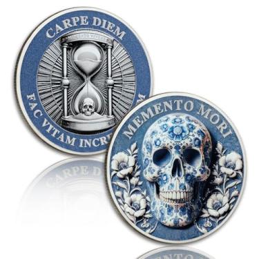 Imagem de Moeda Memento Mori | Design de caveira e ampulheta de porcelana azul e branca, moeda de desafio estoicismo para transporte diário, adequada para reflexão, meditação e prática — um presente estóico