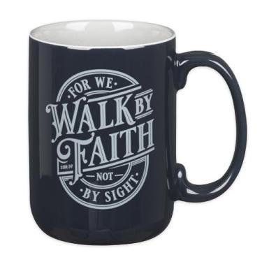Imagem de Christian Art Gifts Caneca grande de cerâmica de café e chá para homens e mulheres: versículo bíblico Walk by Faith, azul marinho e branco, 400 ml