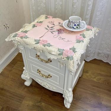 Imagem de Toalha de mesa de cabeceira quadrada pequena bordada floral capa rústica de mesa lateral de fazenda com borda de macramê capa de mesa para quarto, cômoda, festa, cozinha, decoração de casa, rosa, 50 x