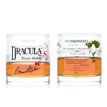Imagem de Well Told Conjunto de 2 copos clássicos de pedras de literatura de terror - Drácula de Bram Stoker e Frankenstein de Mary Shelley - Presente de copo de uísque à moda antiga para amantes de livros (325