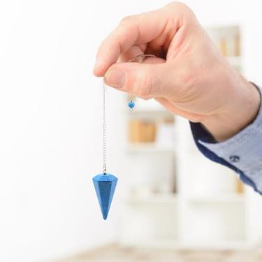 Imagem de Pêndulo de cristal howlita tingido, ponto turquesa, aninhação de chacra, equilíbrio energético, 37 mm