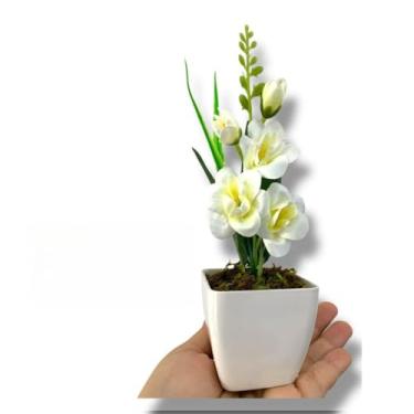 Imagem de Kit com 10 ou 20 Mini Arranjos de Flores Artificiais – Lembrancinhas para Casamento, Aniversário e Decoração com Vaso Acrílico Preto ou Branco(10 UN BRANCAS,VASOS BRANCOS)