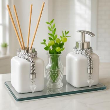 Imagem de Kit Lavabo Banheiro Completo Luxo Preto 300ml com Bandeja Espelhada, Vasinho Decorativo e Frascos Pet – Ideal para Decoração e Presente Elegante(Branco com Prata)