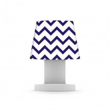 Imagem de Luminária Abajur de Mesa Pequena Zig Zag, Polietileno, Bivolt, 23x16x16 cm, Capa Removível, Luz Difusa, Base Branca, para Quarto e Escritório