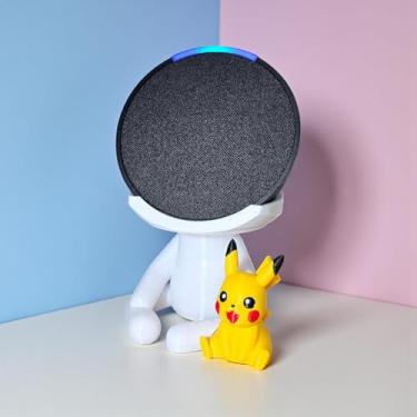 Imagem de Suporte Alexa Echo POP. Robert PIKACHUS. Presente, decoração, som, stand de mesa Amazon, música, hobbie