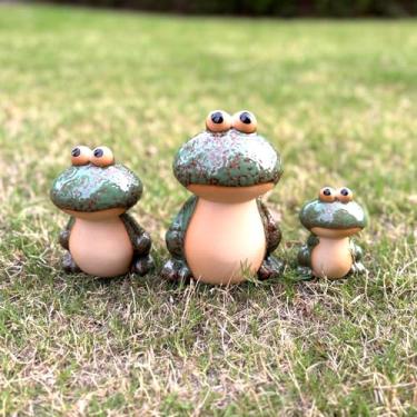 Imagem de Lee's Clover Conjunto de 3 decoração de jardim de sapo de cerâmica esmaltada – ornamentos de gramado de sapo fofo e estatuetas ao ar livre para quintal | Decorações de jardim para pátio, lagoa