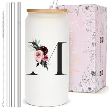 Imagem de Presentes de aniversário para mulheres, copos de vidro fofos personalizados personalizados com tampas e canudos, xícara de café gelado inicial, caneca de carta personalizada, presentes com monograma