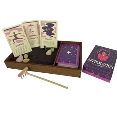 Imagem de Jardim zen de madeira com cartões diários de afirmação para mulheres e homens | Areia roxa meia-noite com ancinho e varinha de ametista | Afirmações para atenção plena, meditação e inspiração | Lindo
