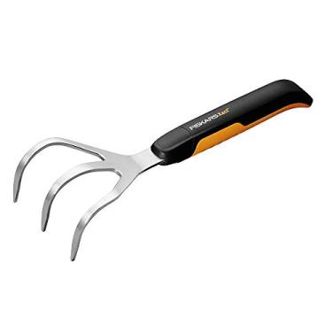 Imagem de Fiskars Cultivador manual Xact, capinador de aço inoxidável com alça SoftGrip, ferramenta de jardim durável para afrouxar e arejar o solo, ideal para canteiros de flores e canteiros de jardim