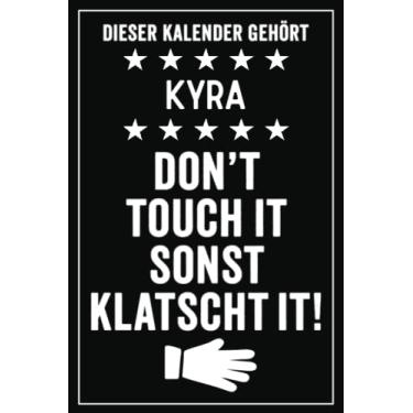 Imagem de Kyra - Don't touch it sonst klatscht it!: Lustiger Personalisierter Kalender 2022 A5 I Klassisch & Elegant In Schwarz I Taschenkalender 2022 I ... Geschenk für Familie, Freunde, Kollegen