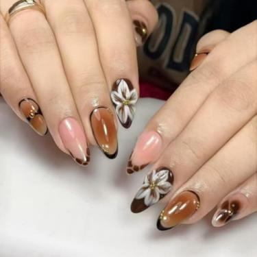 Imagem de Unhas de pressão de amêndoa média, marrom francês, cola falsa, unhas com design simples de flores, pérolas, cobertura total, bastão falso artificial em unhas de acrílico para mulheres, 24 peças