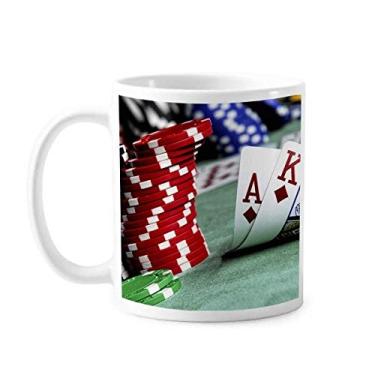 Imagem de Caneca de cerâmica para jogos de pôquer espalhada com fichas de fotos, caneca de porcelana e café