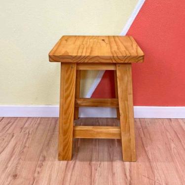 Imagem de Banqueta Média de Madeira Pinus Nozes - ArtFactory Design