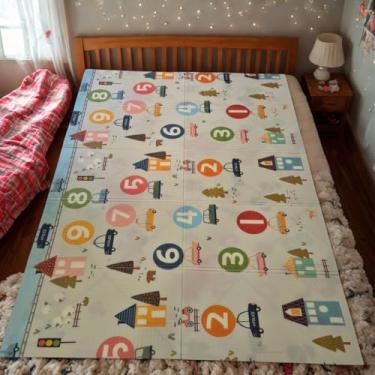 Imagem de Tapete Tatame Infantil Dobrável Dupla Face 2x1,5m Antiderrapante Engatinhar Impermeável Confortável Educativo Acompanha Sacola Lavável Seguro Macio Estampas Variadas Quarto Brinquedoteca Bebês Criança (Carrinhos/Números)