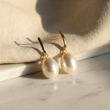 Imagem de Brinco Hastes em Ouro 18k com Pérola Natural - Elegância e Sofisticaçã