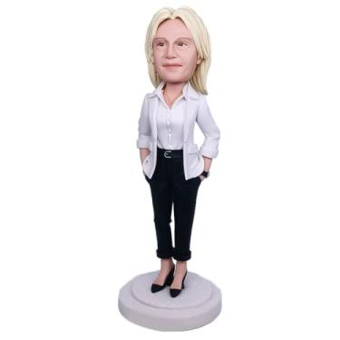 Imagem de Escultura profissional de argila feita à mão feminina executiva em terno branco calça preta personalizada a partir da sua foto, presente elegante para mulheres, chefe esposa, mãe, decoração de