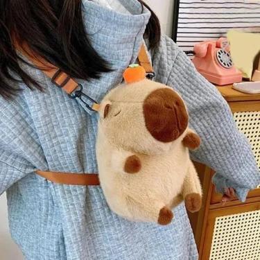 Imagem de Mochila Pelúcia Capivara Passeio Infantil 3 Cores Disponíveis, Bege