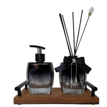 Imagem de Kit Lavabo Luxo com Bandeja de Madeira Teca com Puxador Preto Fosco – Difusor com Pingente 5 Varetas Pretas e 1 Decorativa + Saboneteira em Vidro 250ml – Decoração Sofisticada para Lavabo e Banheiro
