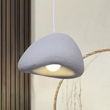 Imagem de Luminária pendente escandinava para ilha de cozinha japonesa, em tons de bege e branco, com aparência de concreto e cimento, estilo Wabi Sabi, com cúpula, lustre Wabi Sabi para sala de janta