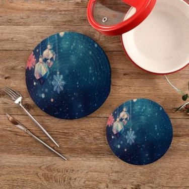 Imagem de CEBUGI Conjuntos de suportes de panela redondos de algodão para panelas quentes resistentes ao calor para cozinhar e assar, 2 peças de enfeites de Natal