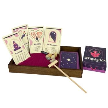 Imagem de Jardim zen de madeira com cartões diários de afirmação para mulheres e homens | Areia azaléia noturna com ancinho e varinha de ametista | Afirmações para atenção plena, meditação e inspiração | Lindo