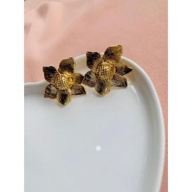 Imagem de Brincos folheados a ouro modelo Flor trabalhada Maximalismo - Dondocas