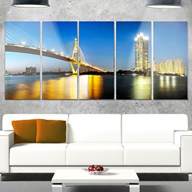 Imagem de Designart Arte de parede de metal brilhante Ponte Bumibol ao anoitecer paisagem urbana brilhante, 60 x 28 – 5 painéis iguais