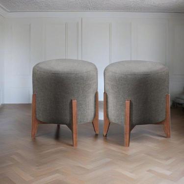Imagem de Kit 2 Puff Decorativo Para Sala Redondo Luxo Dallas Veludo Cinza