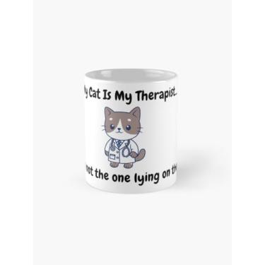 Imagem de Caneca de café engraçada humor adulto 325 ml - pode ir ao micro-ondas e lava-louças (My Cat is My Therapist... But I'm Not The One Lying On The Couch - 325 ml)