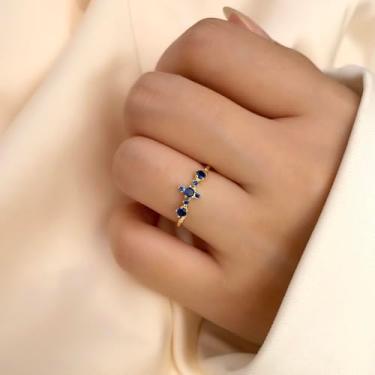 Imagem de 1 anel de cobre simples e elegante com detalhes dourados e safiras falsas e strass, adequado para um encontro