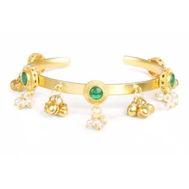 Imagem de Touchstone Nova Bollywood indiana feita à mão em corte redondo tradicional gravado cor verde falso esmeralda pérolas ramo de contas de som tilintando pulseira de joias de designer em tom dourado para