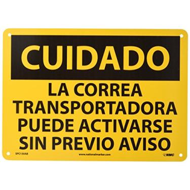 Imagem de NMC Placa SPC130AB OSHA, legenda "CUIDADO - LA CORREA TRANSPORTADORA PUEDE ACTIVARSE SIN PREVIO AVISO", 35,5 cm de comprimento x 25,4 cm de altura, alumínio, preto sobre amarelo