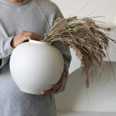 Imagem de Vaso de flores de cerâmica extra branco, vaso decorativo de mesa de centro moderno de tamanho grande, vasos de cerâmica rústica de forma redonda para decoração de casa sala de jantar (branco, 24 x 24