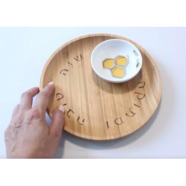 Imagem de Prato e prato de maçã Rosh Hashaná de 20 cm com tigela de cerâmica preta e branca, placa de maçã de madeira de bambu com molho de mel de cerâmica e bandeja para servidor da Mickala Design