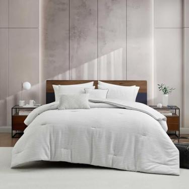 Imagem de Kenneth Cole - Conjunto de edredom King, macio e macio, texturizado com fronhas e travesseiros decorativos, conjunto de cama de 5 peças (cinza quadriculado com tinta espacial)