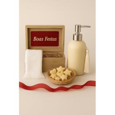 Imagem de Kit Presente Natalino Boas Festas, Caixa de Madeira com Dispenser pump-up Líquido 500ml+sabonetinhos de coraçõeszinhos e estrelinhas e toalhinha felpuda higiênica+fita vermelha ornanza
