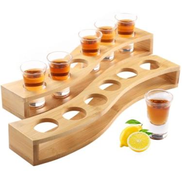 Imagem de Chewtoyo Conjunto de bandeja de servir, 6 copos de shot e 2 bandejas em forma de S, suporte de bandeja de madeira, copo de vidro de medição de base pesada transparente de 25 ml com bandejas de servir