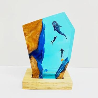 Imagem de Lâmpada oceânica feita à mão em resina, lâmpada de resina epóxi, tubarão submarino de água-viva, base de madeira, brilho LED quente, iluminação de resina, lâmpada noturna - perfeita para decoração de